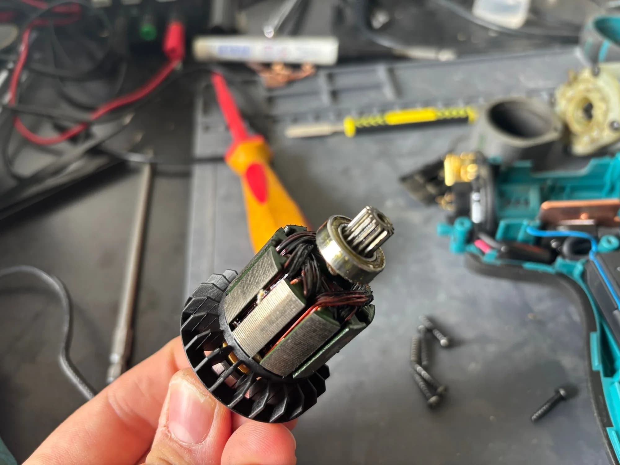 Makita DDF482 Akkuschrauber startet nicht mehr – Verbrannter Anker als Ursache festgestellt